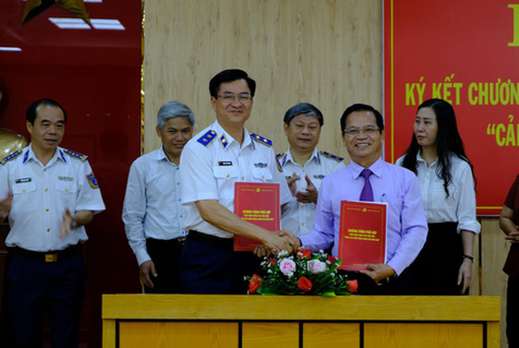 Quang Ngai : les garde-côtes accompagnent les pêcheurs - ảnh 1