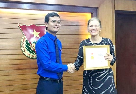 Remise de l’insigne «Pour la jeune génération» à la représentante du FNUAP au Vietnam - ảnh 1