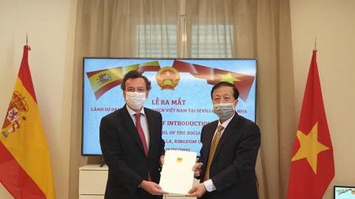 L’Espagnol Pablo Rafael Gomez Falcon est nommé consul d’honneur du Vietnam à Seville - ảnh 1