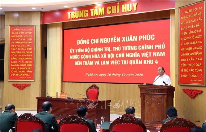 Nguyên Xuân Phuc travaille avec des responsables de la 4e zone militaire  - ảnh 1