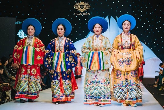 Quand les vêtements traditionnels reviennent au goût du jour - ảnh 1