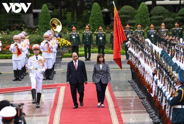 Cérémonie d’accueil en l’honneur de la présidente grecque - ảnh 1