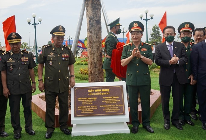 Pour une frontière Vietnam-Cambodge amicale, pacifique et propice au développement - ảnh 1