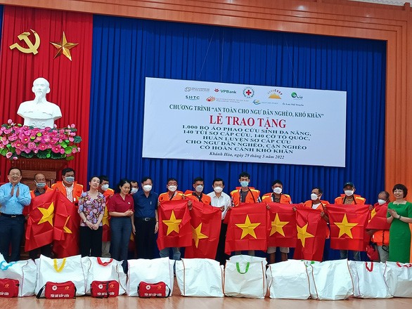 La Croix-Rouge fait don de 1.000 gilets de sauvetage aux pêcheurs de Khanh Hoà - ảnh 1