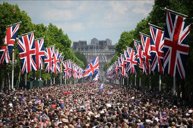 Elizabeth II fait une apparition surprise au balcon de Buckingham Palace pour le dernier jour de son jubilé - ảnh 1