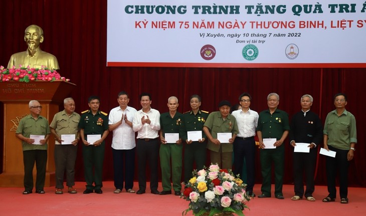 Ha Giang rend hommage aux personnes ayant servi la nation - ảnh 1