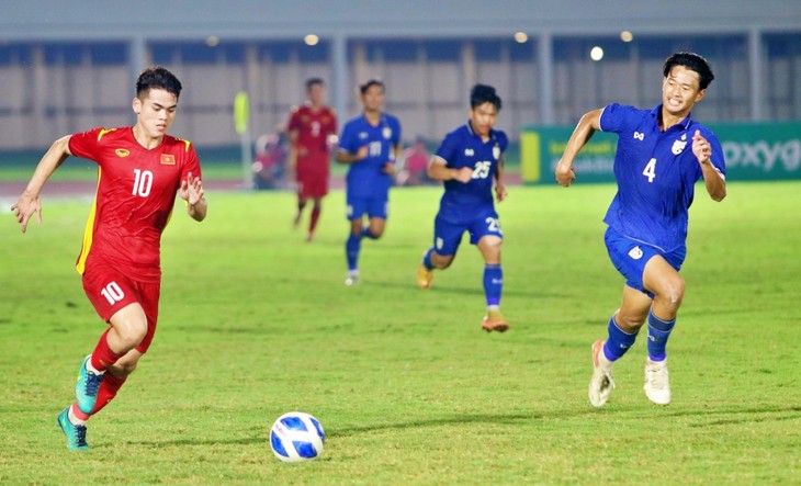 Championnat AFF U19: le Vietnam et la Thaïlande se qualifient pour les demi-finales - ảnh 1