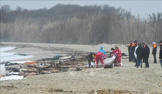 Un naufrage fait au moins 59 morts au large de l’Italie - ảnh 1