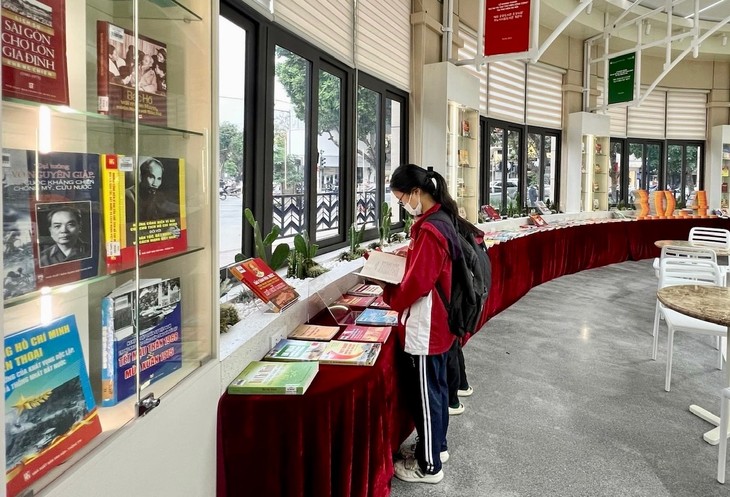 Exposition de livres thématiques “Victoire du printemps 1975 - Aspiration à la paix et à la réunification nationale“ - ảnh 1