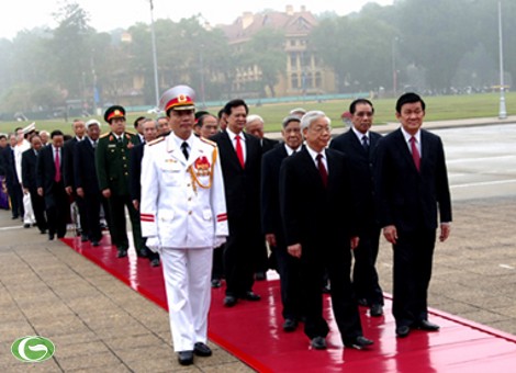 Lãnh đạo Đảng, Nhà nước vào Lăng viếng Chủ tịch Hồ Chí Minh - ảnh 1