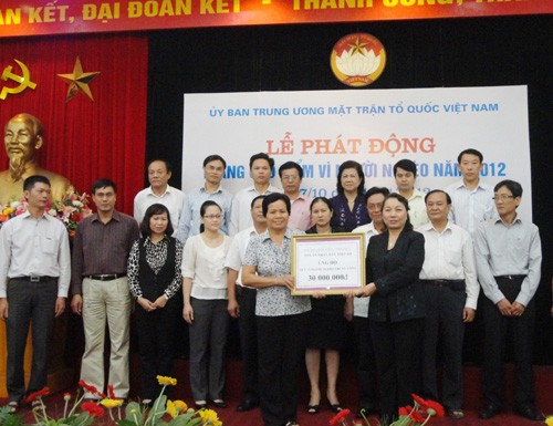 Phát động “Tháng cao điểm vì người nghèo” năm 2012 - ảnh 2