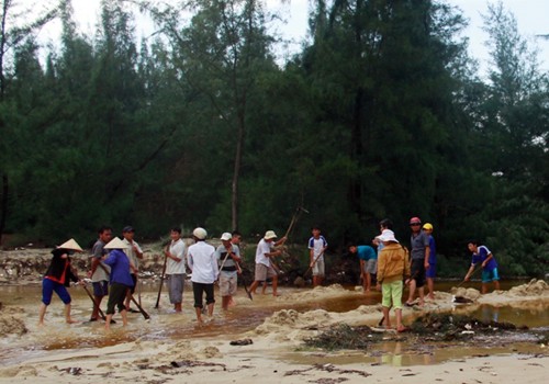 Chung tay giúp người dân vùng bão miền Trung - ảnh 1