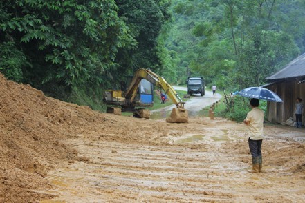 Khắc phục hậu quả cơn bão Kalmaegi giúp người dân sớm ổn định cuộc sống - ảnh 1