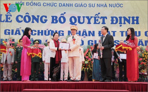 644 nhà giáo được công nhận chức danh Giáo sư, Phó Giáo sư năm 2014 - ảnh 1