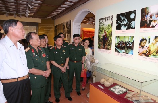 Khai mạc triển lãm 