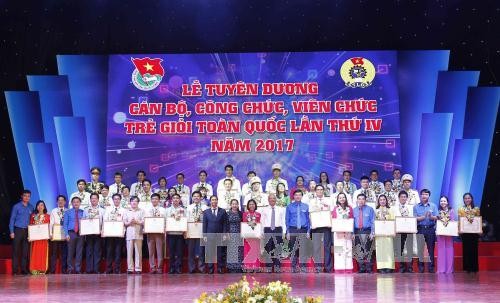 Tuyên dương 45 cán bộ, công chức, viên chức trẻ giỏi toàn quốc lần thứ IV năm 2017  - ảnh 1