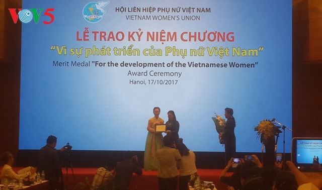 Trao kỷ niệm chương cho  Chủ tịch Hiệp hội các nhà doanh nhân và sáng tạo nữ thế giới - ảnh 1