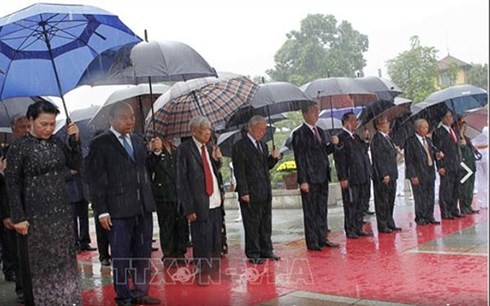 Lãnh đạo Đảng, Nhà nước tưởng niệm các Anh hùng Liệt sỹ và vào Lăng viếng Chủ tịch Hồ Chí Minh - ảnh 1