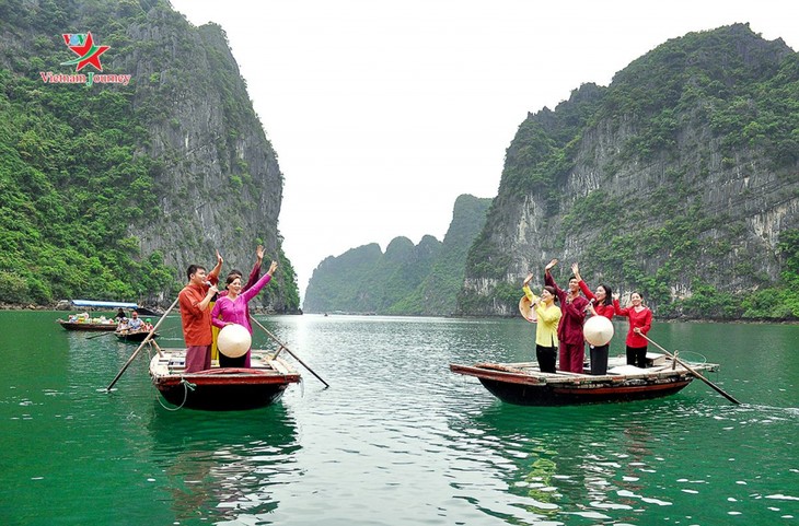 Sinh kế bền vững gắn với bảo tồn văn hóa làng chài trên vịnh Hạ Long - ảnh 1