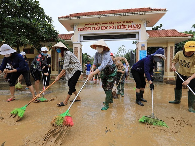 Miền Trung vừa khắc phục hậu quả mưa lũ, vừa chống bão Molave - ảnh 1