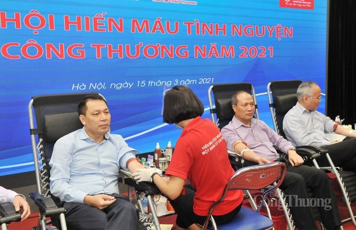 Gần 250 đơn vị máu thu được từ Ngày hội hiến máu tình nguyện của Bộ Công thương - ảnh 1