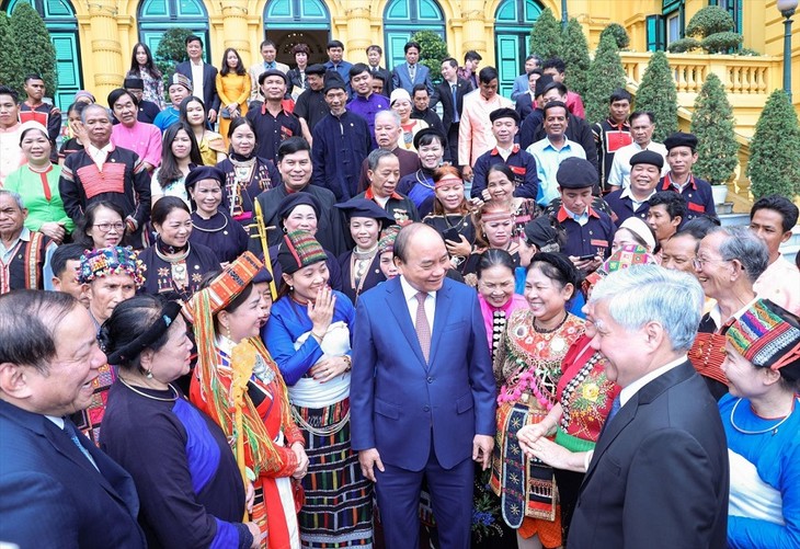 Chủ tịch nước Nguyễn Xuân Phúc gặp mặt Đoàn đại biểu già làng, trưởng bản, nghệ nhân tiêu biểu - ảnh 2