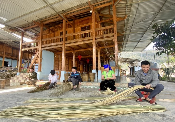 Nghề “kết duyên” cho mây, tre ở vùng cao Ngọc Chiến - ảnh 1