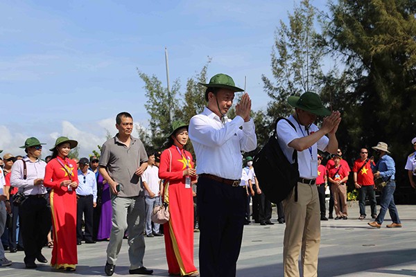 Kiều bào về với Trường Sa trên những chuyến tàu đại đoàn kết - ảnh 2