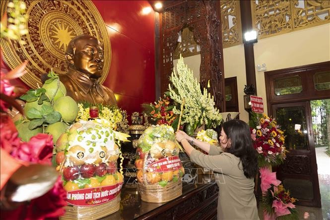 Phó Chủ tịch nước Võ Thị Ánh Xuân dâng hương tưởng nhớ Chủ tịch Tôn Đức Thắng - ảnh 1