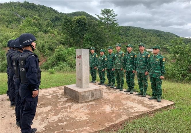 Đồn Biên phòng A Pa Chải (Việt Nam) tuần tra song phương với Đồn Công an Biên cảnh Khúc Thủy (Trung Quốc) - ảnh 1