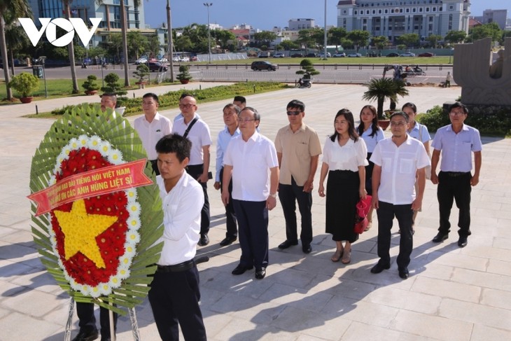 Tổng Giám đốc VOV Đỗ Tiến Sỹ dâng hương Anh hùng Liệt sĩ và thăm, tặng quà người có công cách mạng tại Đà Nẵng - ảnh 1