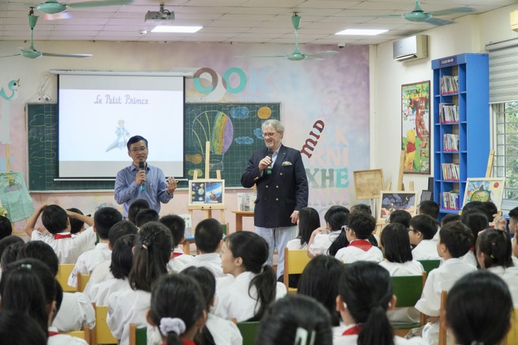 Giao lưu với Chủ tịch Quỹ Hoàng tử bé Jean-Marc Probst và dịch giả Nguyễn Tấn Đại - ảnh 1