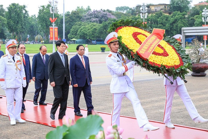 Lãnh đạo Đảng, Nhà nước vào Lăng viếng Chủ tịch Hồ Chí Minh - ảnh 1