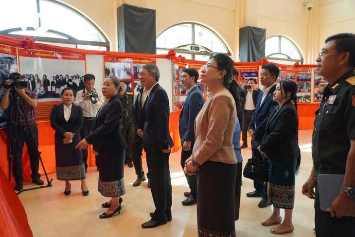 Lào triển lãm ảnh chào mừng kỷ niệm 50 năm giải phóng miền Nam, thống nhất đất nước của Việt Nam - ảnh 1