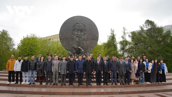 Đại sứ quán Việt Nam tại Nga mít tinh kỷ niệm 50 năm ngày thống nhất non sông - ảnh 1