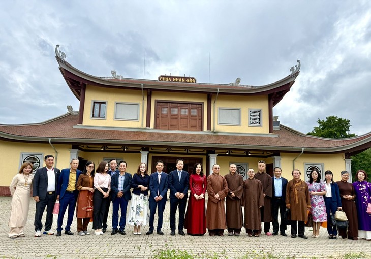 Thứ trưởng Bộ Ngoại giao Lê Thị Thu Hằng thăm cộng đồng người Việt tại Ba Lan - ảnh 2