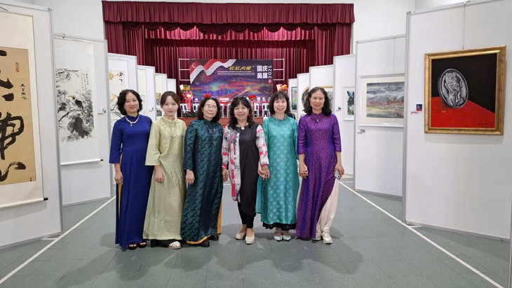 Các họa sĩ Việt Nam tham gia Triển lãm Nghệ thuật tại Singapore - ảnh 2