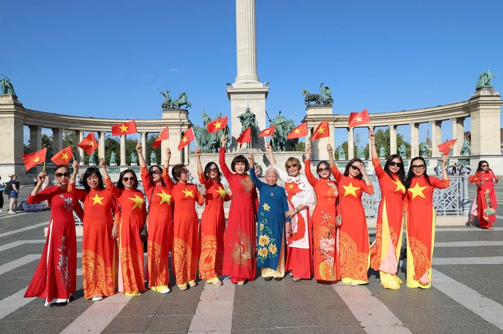 Phụ nữ Việt Nam tại Hungary diễu hành áo dài hướng về Tổ quốc nhân dịp 80 năm Quốc khánh - ảnh 2