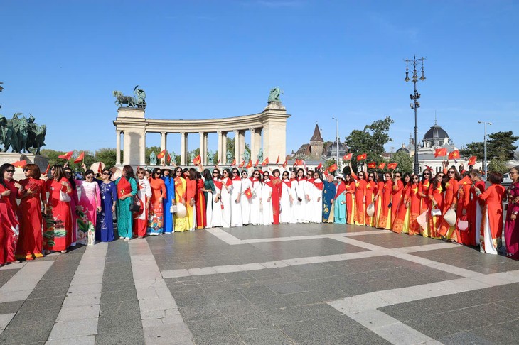 Phụ nữ Việt Nam tại Hungary diễu hành áo dài hướng về Tổ quốc nhân dịp 80 năm Quốc khánh - ảnh 1