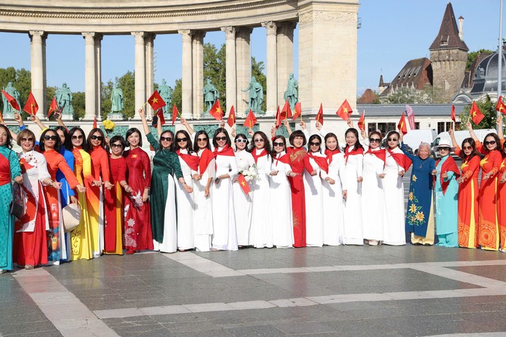 Phụ nữ Việt Nam tại Hungary diễu hành áo dài hướng về Tổ quốc nhân dịp 80 năm Quốc khánh - ảnh 5