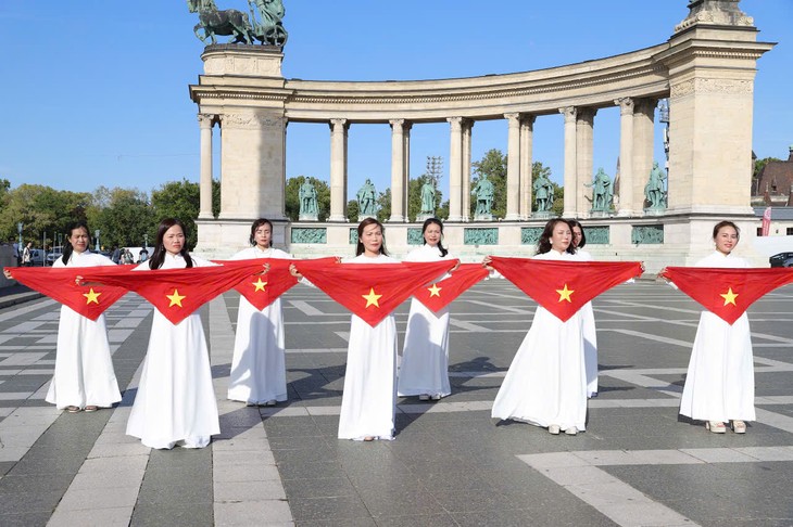 Phụ nữ Việt Nam tại Hungary diễu hành áo dài hướng về Tổ quốc nhân dịp 80 năm Quốc khánh - ảnh 3