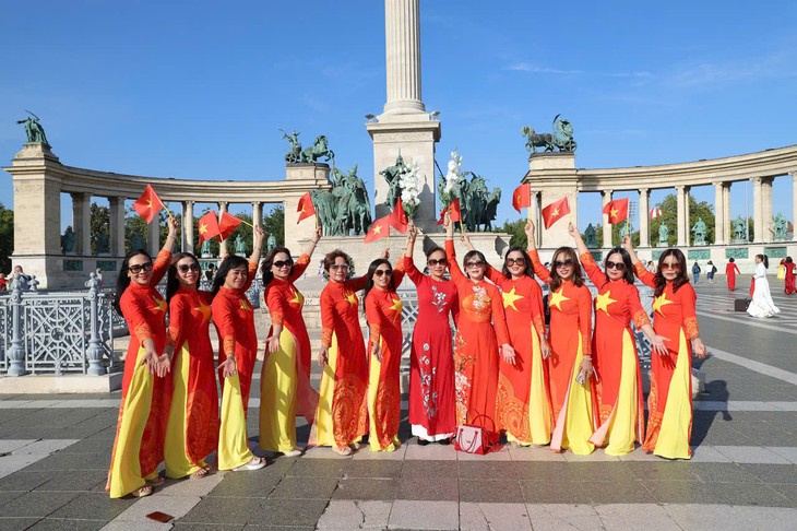 Phụ nữ Việt Nam tại Hungary diễu hành áo dài hướng về Tổ quốc nhân dịp 80 năm Quốc khánh - ảnh 6