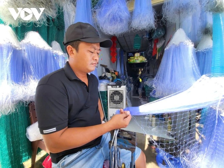 Làng đan lưới Thơm Rơm vào mùa nước nổi - ảnh 1