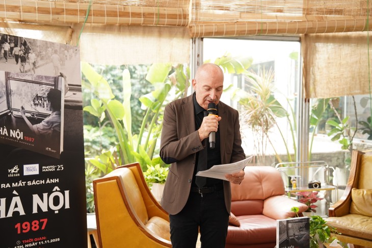 “Ra mắt sách ảnh Hà Nội 1987” của Jean-Charles Sarrazin trong khuôn khổ PHOTO HANOI' 25 - ảnh 2