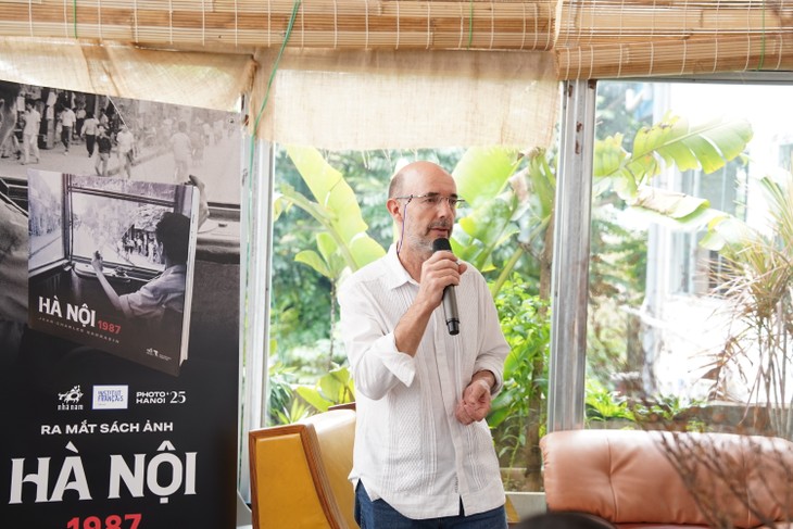“Ra mắt sách ảnh Hà Nội 1987” của Jean-Charles Sarrazin trong khuôn khổ PHOTO HANOI' 25 - ảnh 1
