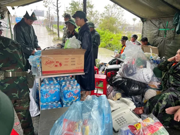 Cấp lương thực cho người dân vùng lũ tại trạm tiếp nhận - cấp phát nhu yếu phẩm - ảnh 1