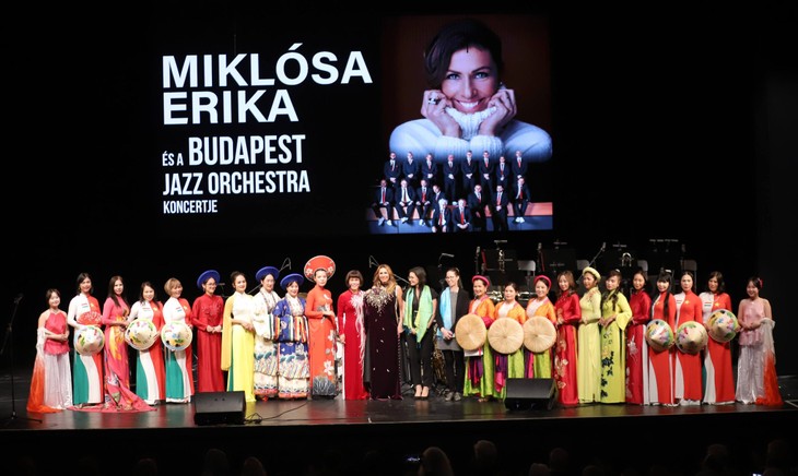 Những tà áo dài Việt ở Châu Âu lan tỏa hình ảnh đất nước - ảnh 1