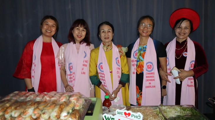 Những tà áo dài Việt ở Châu Âu lan tỏa hình ảnh đất nước - ảnh 6