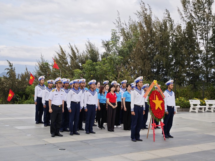 Kiều bào Ba Lan trao tặng Vườn rau xanh cho đảo Trường Sa Lớn - ảnh 5