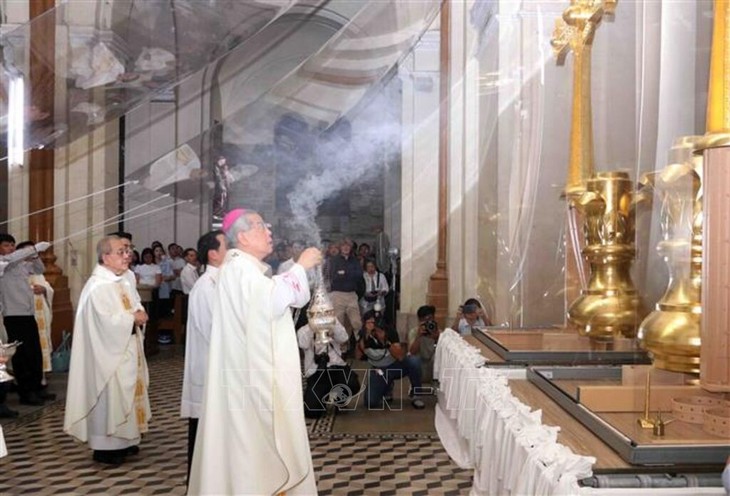 Hoàn thành hai cây Thánh giá của Nhà thờ Đức Bà Sài Gòn - ảnh 1